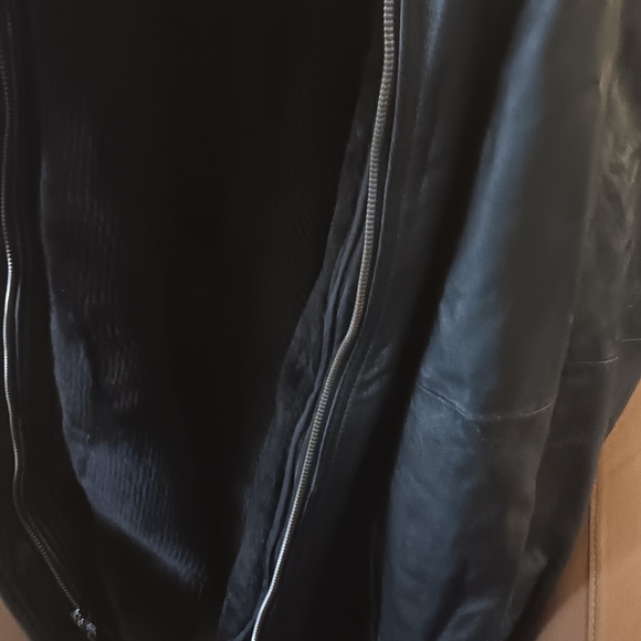 Leather jacket with a zippable fleece lining - Picture 3 of 6